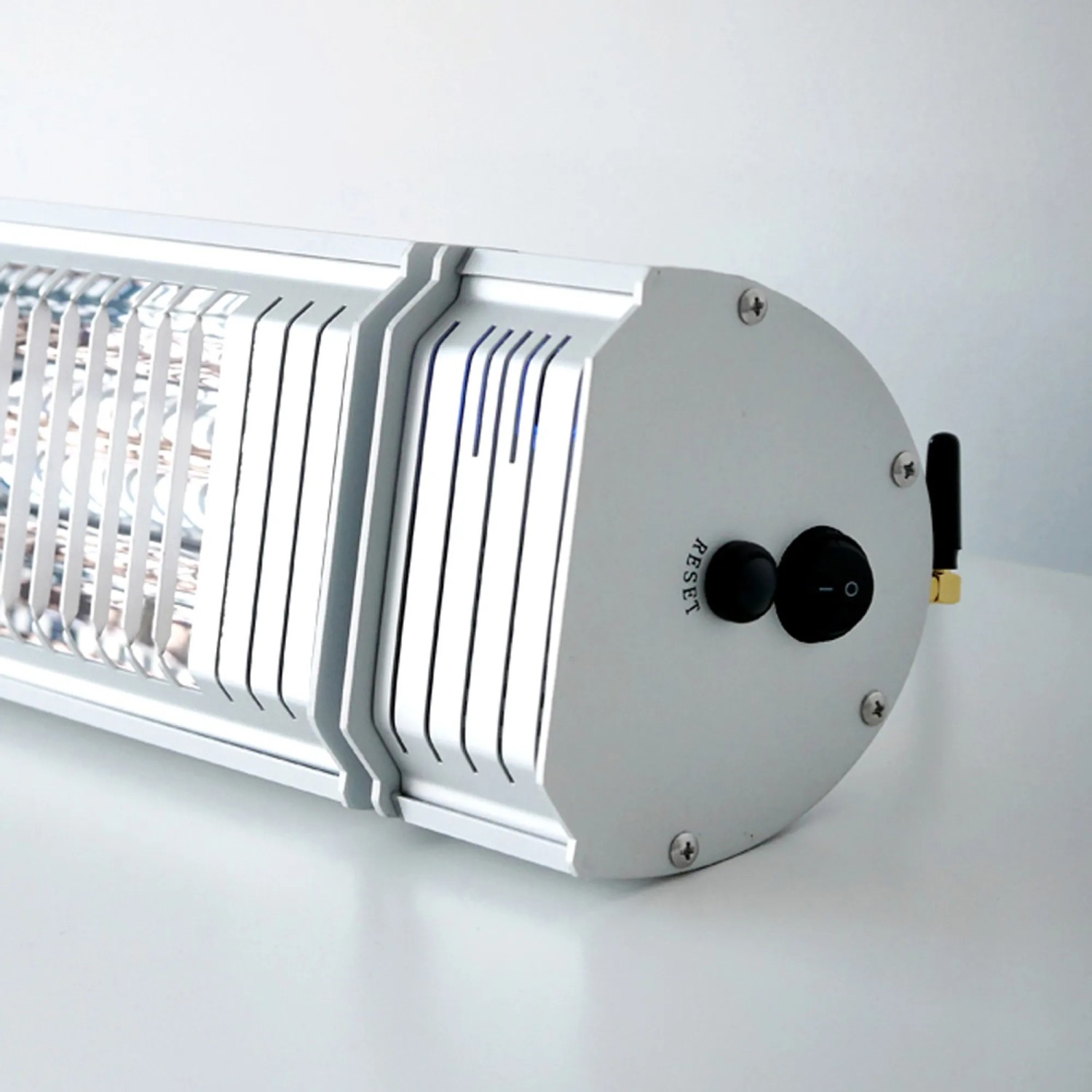 Detailaufnahme: Silberner Vasner Infrarot-Heizstrahler Appino 20 mit Bedienelementen.