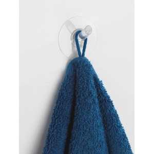 Transparenter Wenko Static-Loc Haken mit blauem Handtuch an weißer Wand.