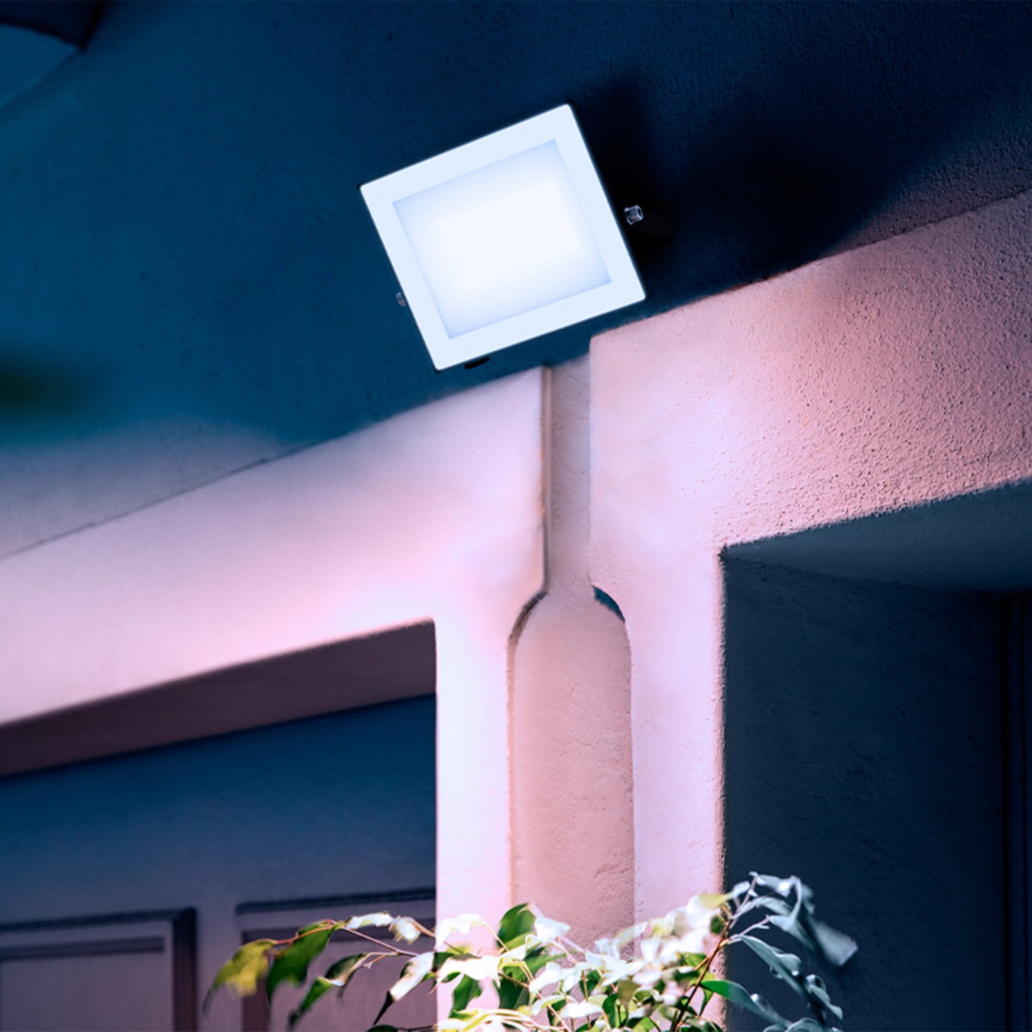 Quadratischer, schwarzer Philips LED-Außenstrahler Lois mit hellem, weißem Licht.