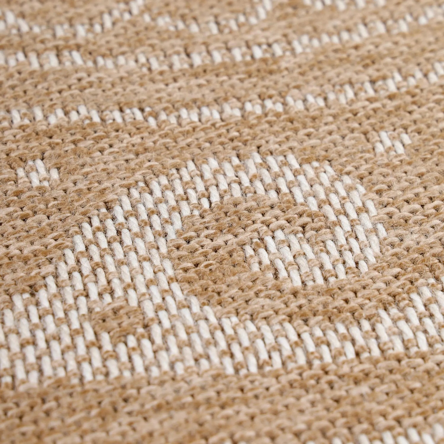 Detailansicht des beigen Ayyildiz Outdoor-Teppichs Comilla mit Sisal-Optik und Muster.