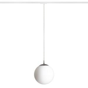 Rendl Luna 25 Pendelleuchte mit weißem Opalglas-Kugelschirm und Chrom-Details, an Stromschiene montiert.
