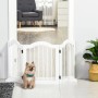 Weißes PawHut Hunde-Absperrgitter, 3-teilig, in Türöffnung mit kleinem Hund. Ideal als Raumbegrenzung.