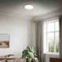 Weiße Brilo LED-Deckenleuchte Runa, 16 W, im Wohnraum montiert.