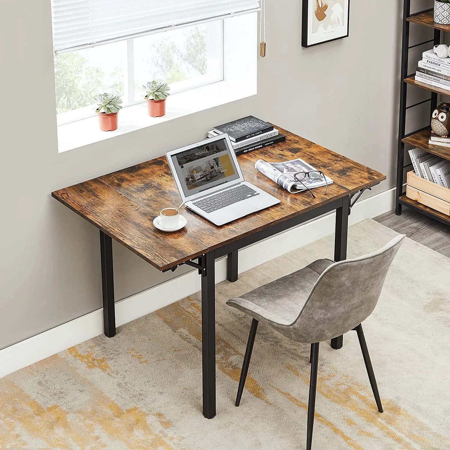 Vasagle Küchentisch, klappbar, braun-schwarz, 78x120x75 cm. Esstisch mit Laptop und Kaffeetasse.