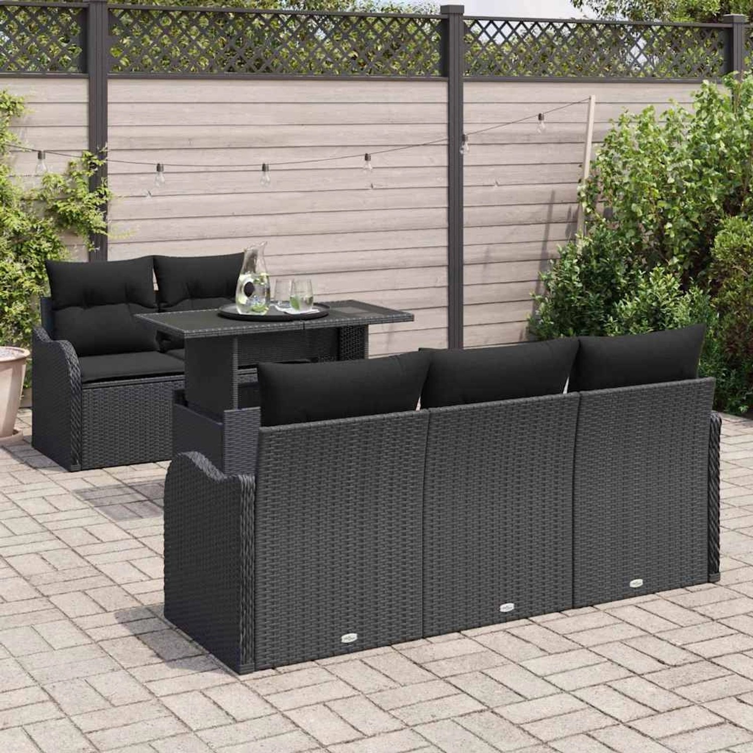 Schwarzes 6-teiliges vidaXL Garten-Sofa-Set aus Poly Rattan mit Tisch und Kissen.