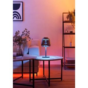 Smarte Eglo LED Tischleuchte Alfero-Z Schwarz Chrom auf Tisch mit farbiger Beleuchtung.