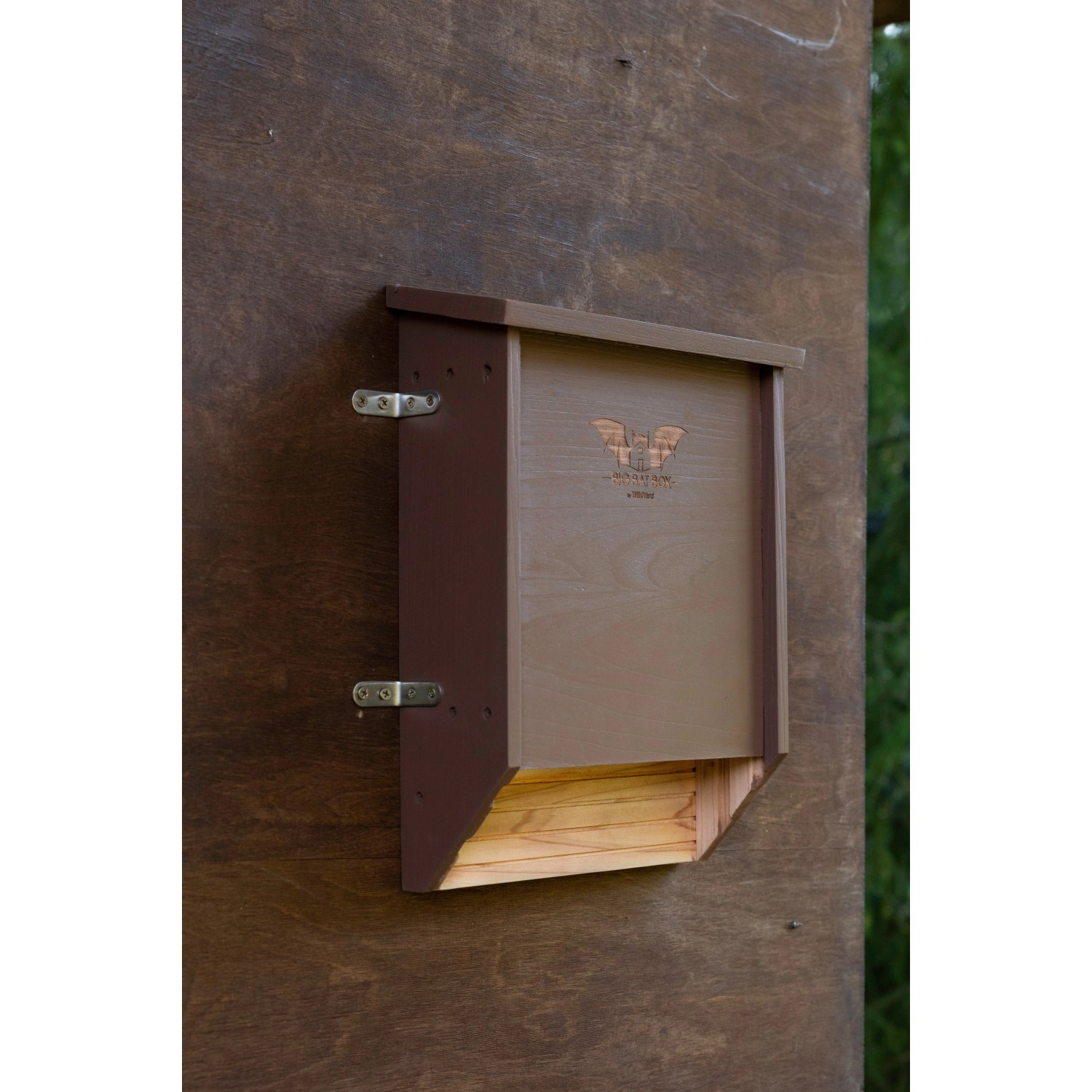 Braunes Wild Yard Fledermaushaus aus Zedernholz für bis zu 75 Fledermäuse.