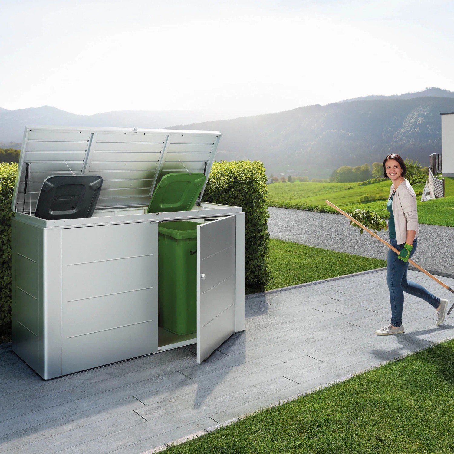 Biohort HighBoard 160 Gartenbox in Silber-Metallic mit geöffnetem Deckel und Tür, Mülltonne sichtbar.