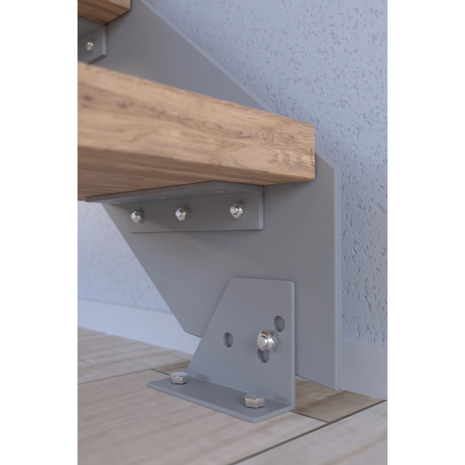 Detailaufnahme: Kos Treppe mit Buchenstufe und grauem Metallgeländer. Innentreppe mit FSC®-Zertifizierung.