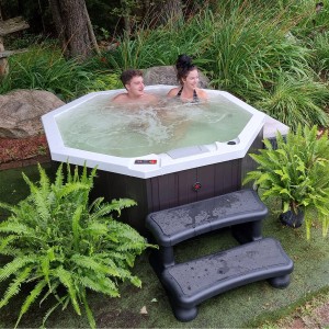 Canadian Spa Treppe für Whirlpool, Universal, 90x60x40cm, mit Personen im Whirlpool.