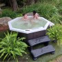 Canadian Spa Treppe für Whirlpool, Universal, 90x60x40cm, mit Personen im Whirlpool.