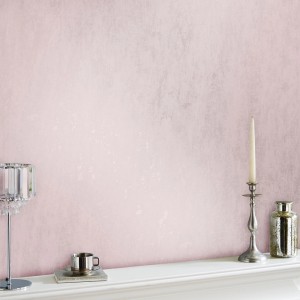 Laura Ashley Vliestapete Whinfell Blush mit Glimmer-Effekt an Wand.