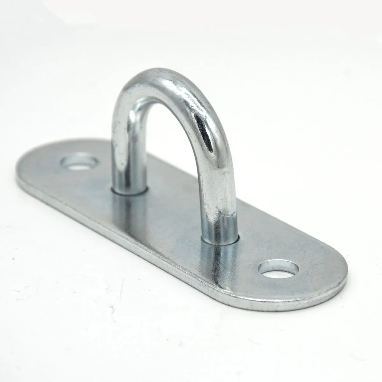 Silberne Schwerlast-Befestigung aus verzinktem Eisen für Schaukel oder Hängesessel, mit U-Haken und zwei Bohrlöchern.