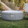 Grauer aufblasbarer Bestway Whirlpool Bali AirJet in Rattan-Optik im Garten, sprudelnd, für 6 Personen.