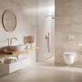 Beige Feinsteinzeug Bodenfliese First row im modernen Bad mit Dusche und Waschtisch.