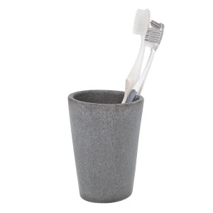Grauer Wenko Zahnputzbecher Pebble Stone aus Polyresin mit zwei Zahnbürsten.