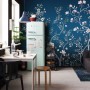 Komar Fototapete Aurore Blau (300x250 cm) im Wohnraum mit floralem Muster.