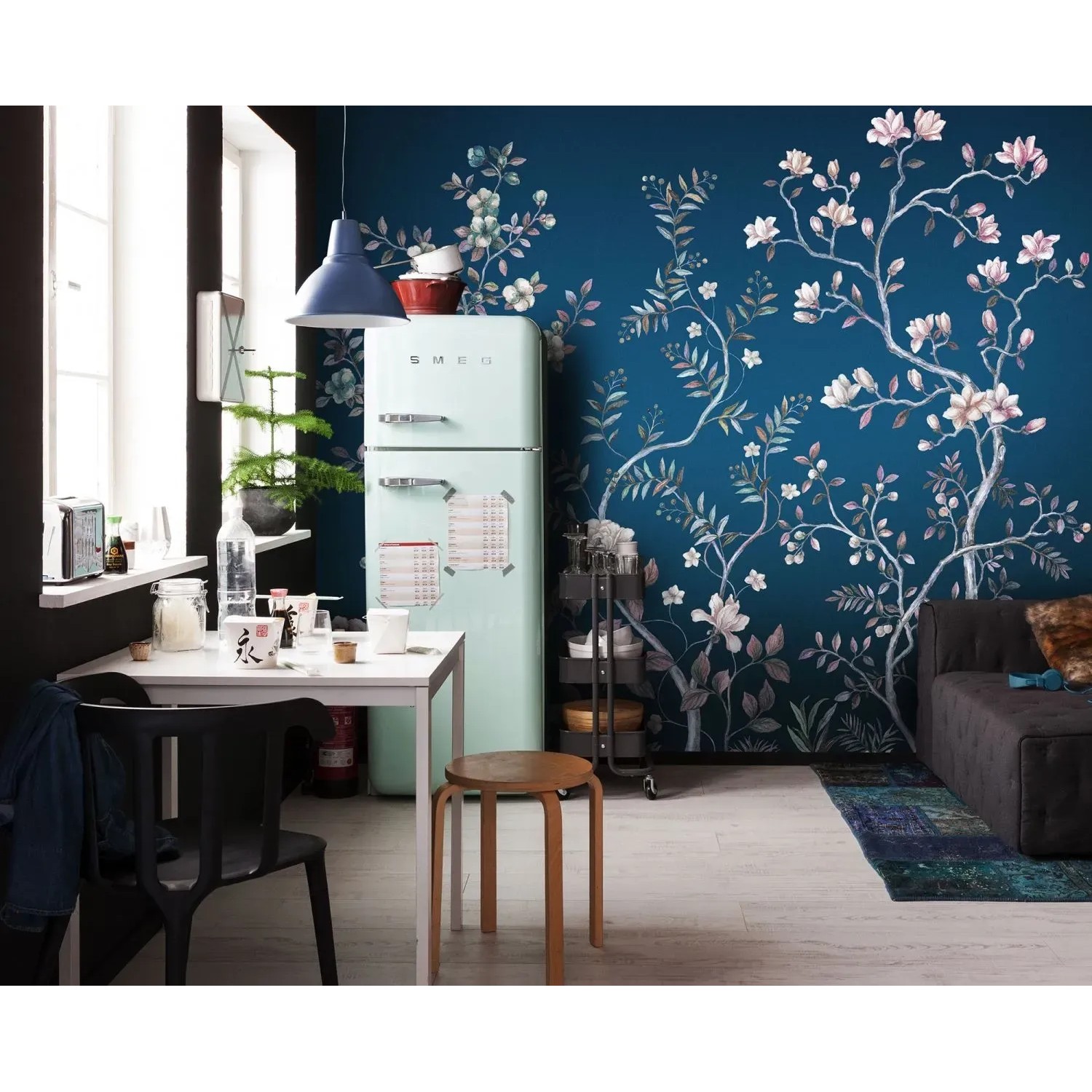 Komar Fototapete Aurore Blau (300x250 cm) im Wohnraum mit floralem Muster.