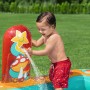 Kind spielt mit Bestway Wasserspielcenter Retro Welt mit Rutsche und Sprinkler im Garten.