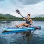 Frau paddelt auf blauem Bestway SUP Allround Board Oceana mit Sitz auf einem See.
