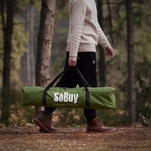 Person trägt grünes SoBuy 3in1 Campingzelt in Tragetasche. Ideal für Outdoor-Abenteuer.