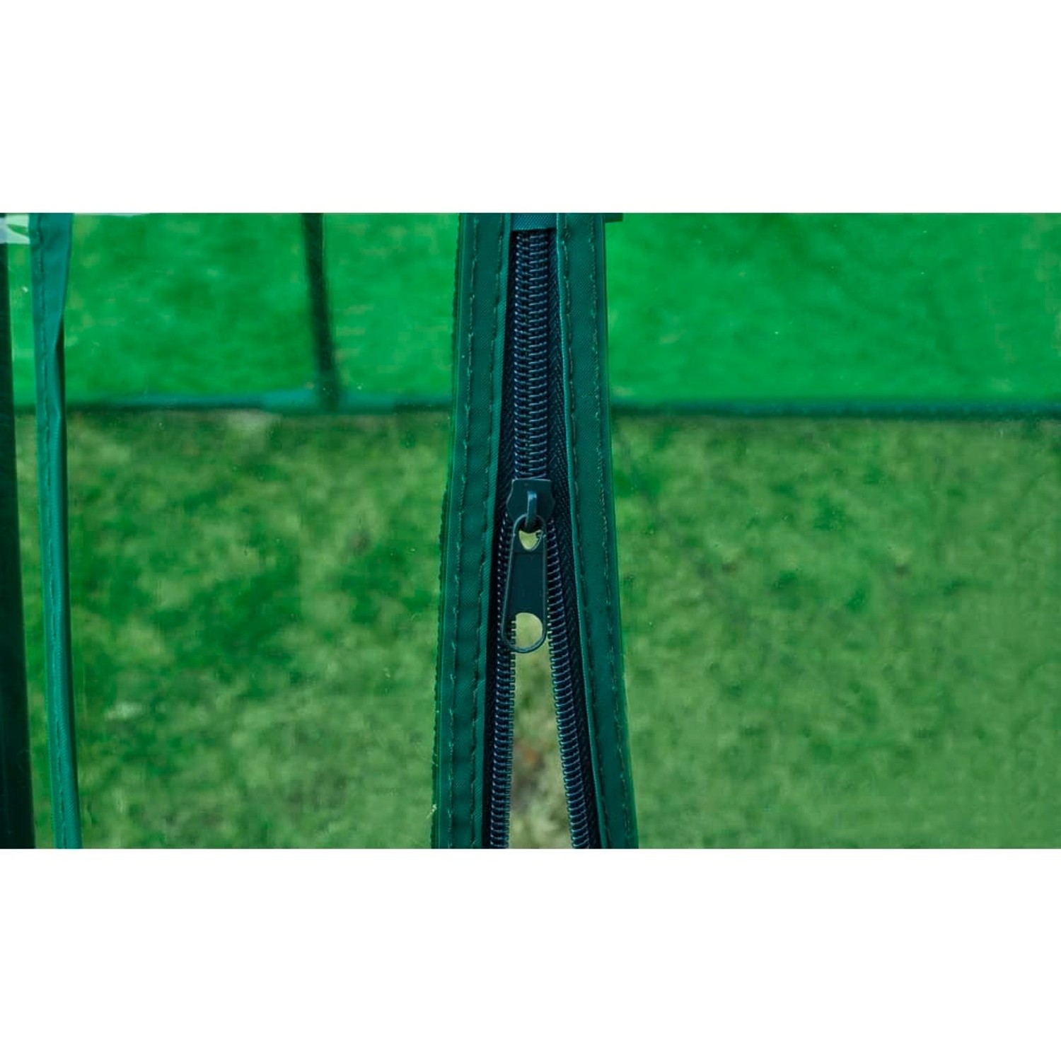 Detailaufnahme Reißverschluss einer Tür des grünen furnicato Gewächshauses.