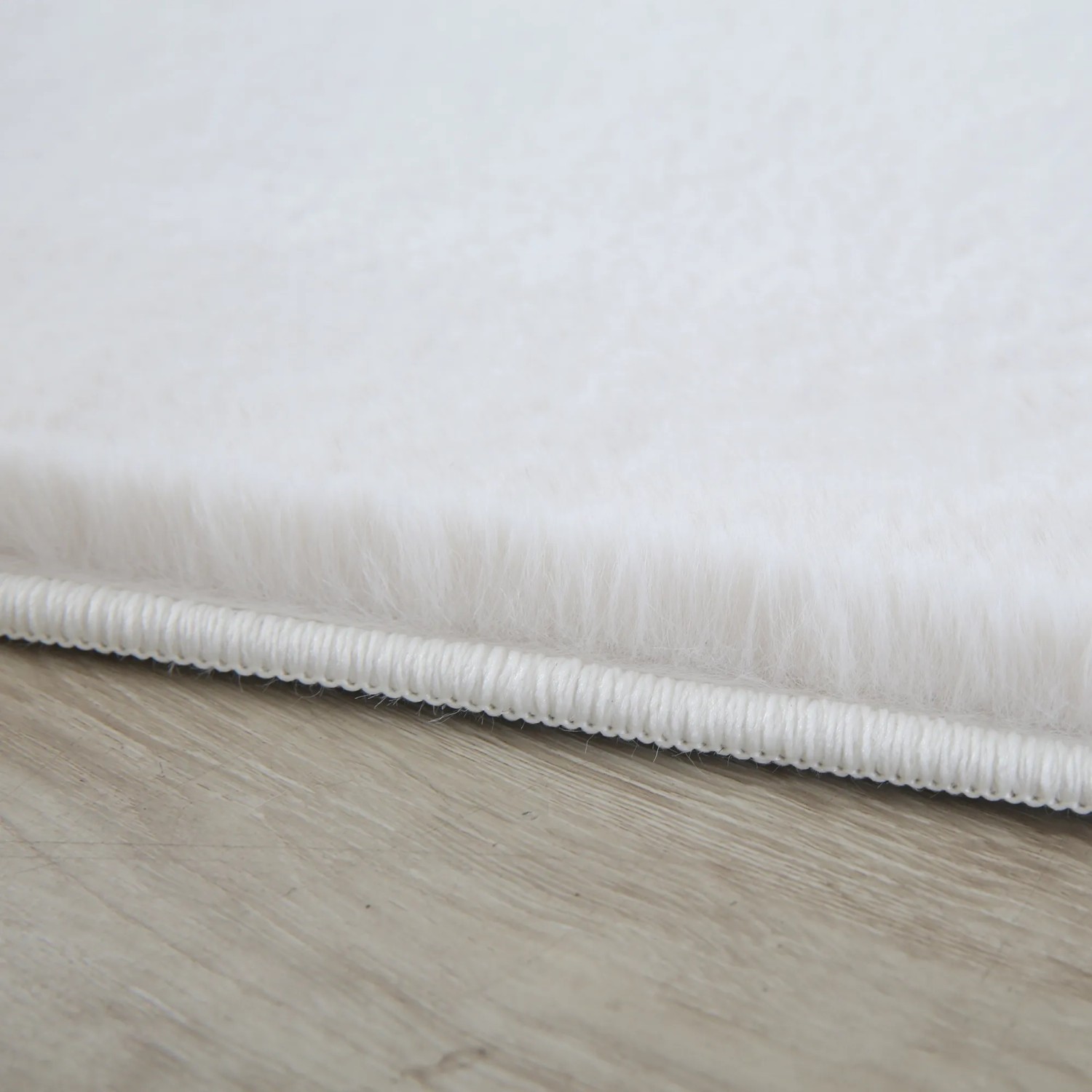 Detailaufnahme: Ayyildiz Kurzflorteppich Pouffy in Creme, weicher Flor.