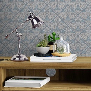 Laura Ashley Vliestapete Margam Newport Blue mit floralem Muster im Schlafzimmer.