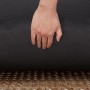 Detailaufnahme: Hand auf anthrazitfarbenem Kissen des Lounge-Sets Junee aus Polyrattan.