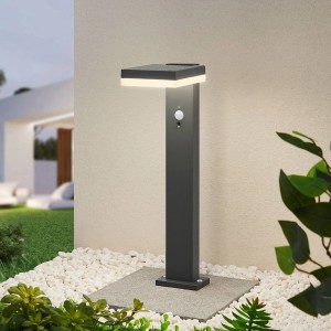 Moderne Lindby LED Solarleuchte Laira in Schwarz mit Bewegungsmelder für den Garten.