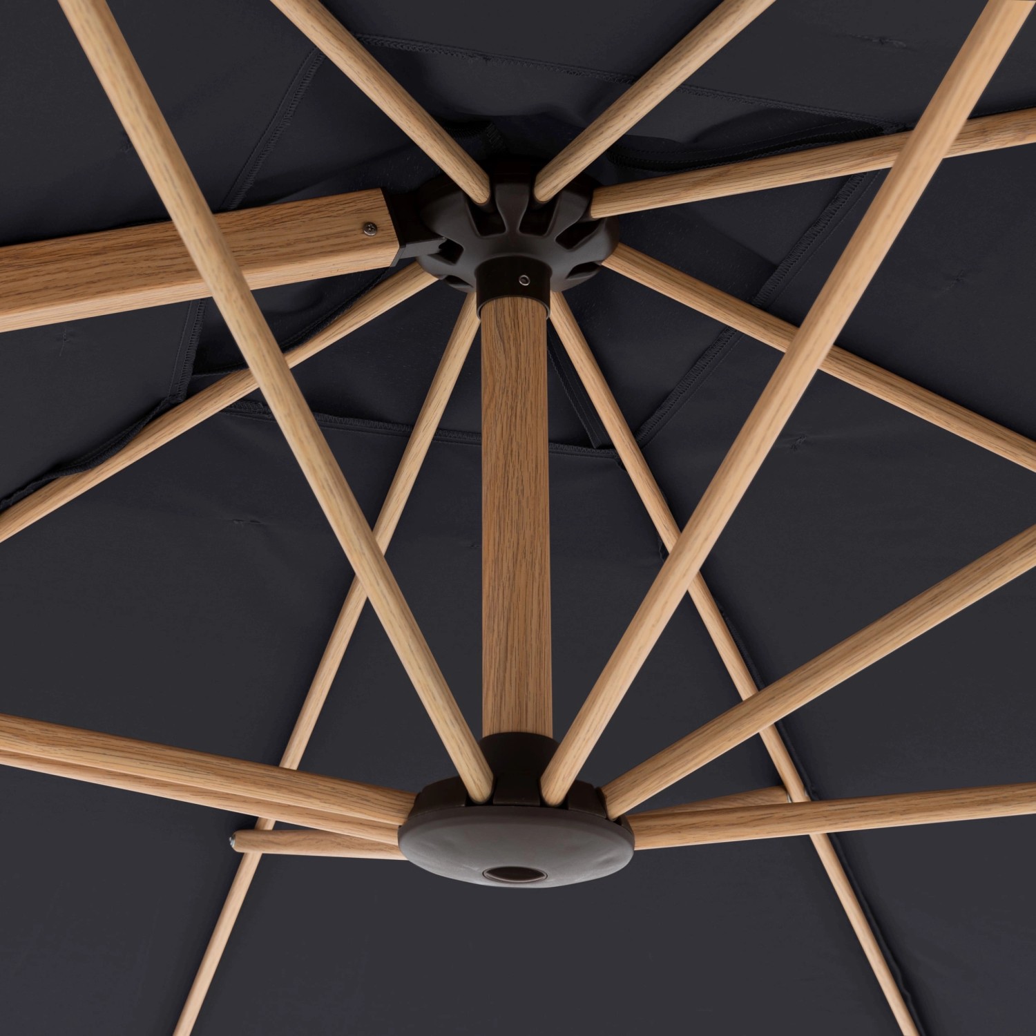 Detailaufnahme des anthrazitfarbenen Pendelschirm ALU WOOD AX (220x300 cm) mit hellen Eschenholz-Akzenten.