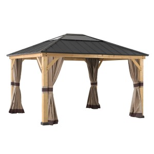 Sunjoy Zedernholz Pavillon mit Khaki Vorhängen, 335x393 cm. Gemütlicher Gartenpavillon.