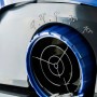 Detailaufnahme: CF Poolroboter CF100CL, blau-schwarzer Poolreiniger mit einstellbarem Winkel.