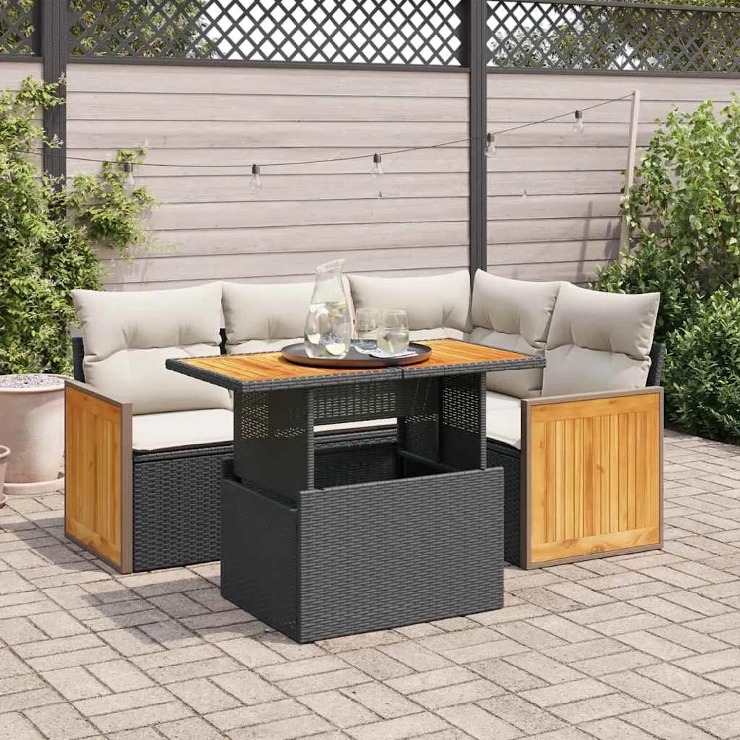 Schwarze 5-tlg. vidaXL Garten-Sofagarnitur aus Rattan mit Akazienholz-Tisch und Kissen.