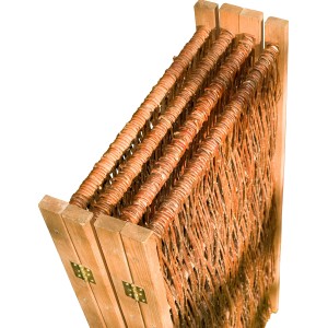 Noor Paravent aus Weide, 120x240 cm, mit Holzrahmen, zusammengeklappt.