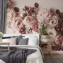 Fototapete mit Rosen in Rosa, Grün und Weiß (4,00 m x 2,70 m) im Schlafzimmer.
