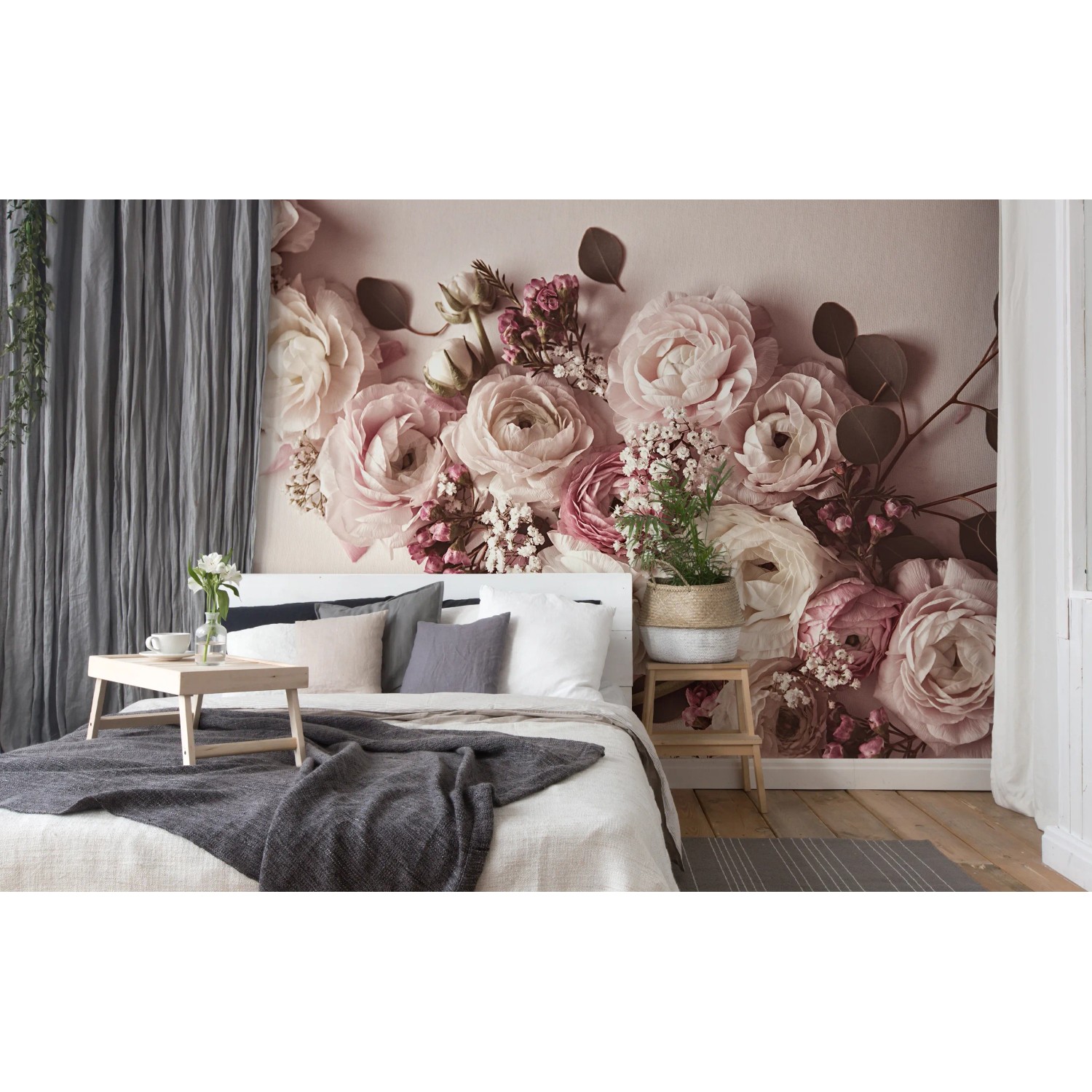 Fototapete mit Rosen in Rosa, Grün und Weiß (4,00 m x 2,70 m) im Schlafzimmer.