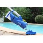 Blauer Pool Blaster Catfish Ultra Akku Poolsauger mit Teleskopstange am Poolrand.