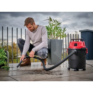 Einhell Nass-Trockensauger TC-VC 1820 in Rot-Schwarz im Einsatz auf einer Terrasse.