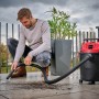 Einhell Nass-Trockensauger TC-VC 1820 in Rot-Schwarz im Einsatz auf einer Terrasse.