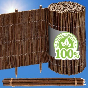 Flexible Weide Beeteinfassung als Rollzaun und aufgestellt, mit Holzpflöcken. Dunkelbrauner Holzzaun für Garten, Beetabgrenzung, Rasenkante.
