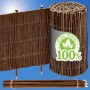 Flexible Weide Beeteinfassung als Rollzaun und aufgestellt, mit Holzpflöcken. Dunkelbrauner Holzzaun für Garten, Beetabgrenzung, Rasenkante.