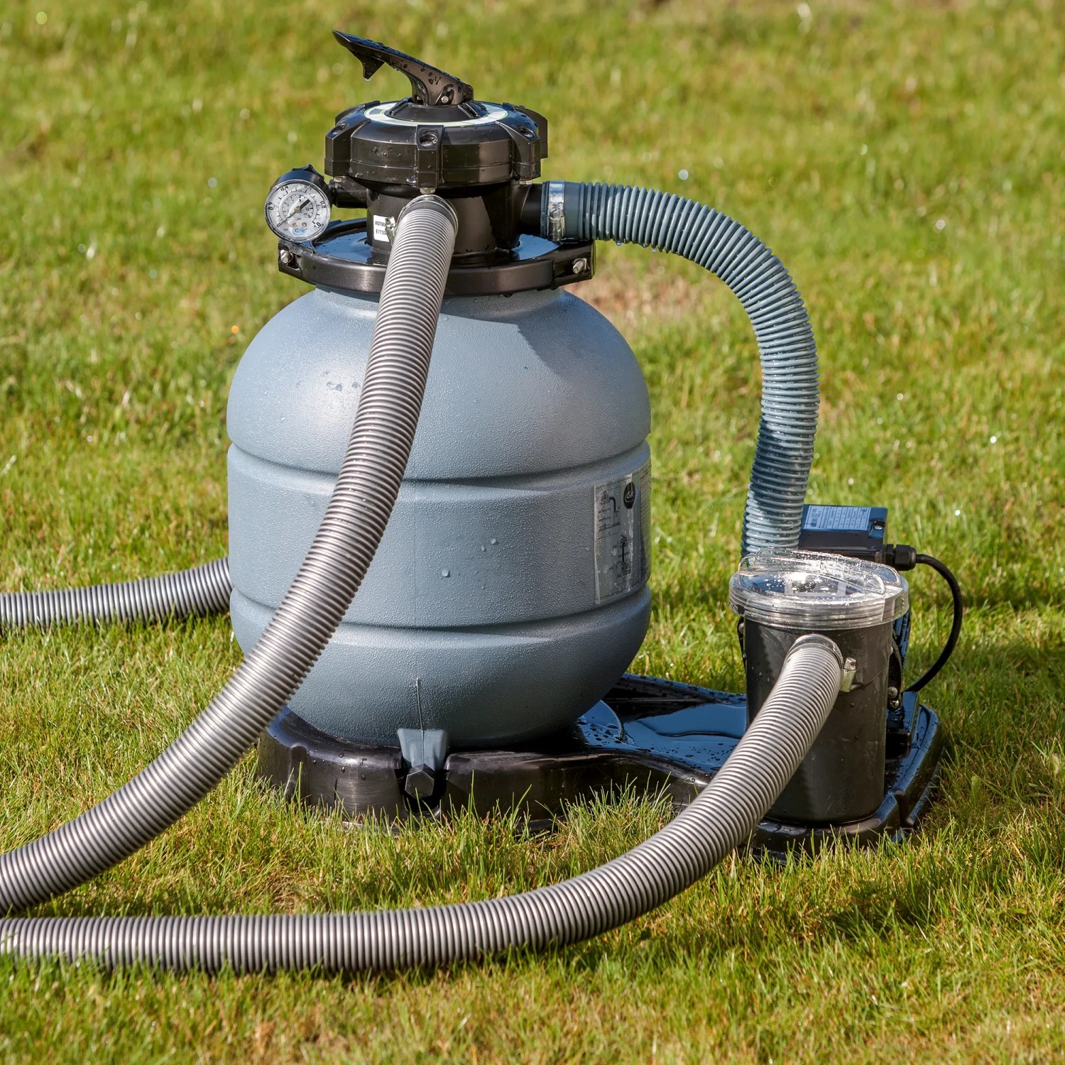 Blaue Gre Sandfilteranlage Ø 320 mm mit Vorfilter auf Rasen. Pool Sandfilter für sauberes Wasser.