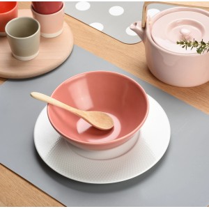 Graues Venilia Tischset (45x30 cm) mit Geschirr: Schüssel, Teller, Löffel und Teekanne.