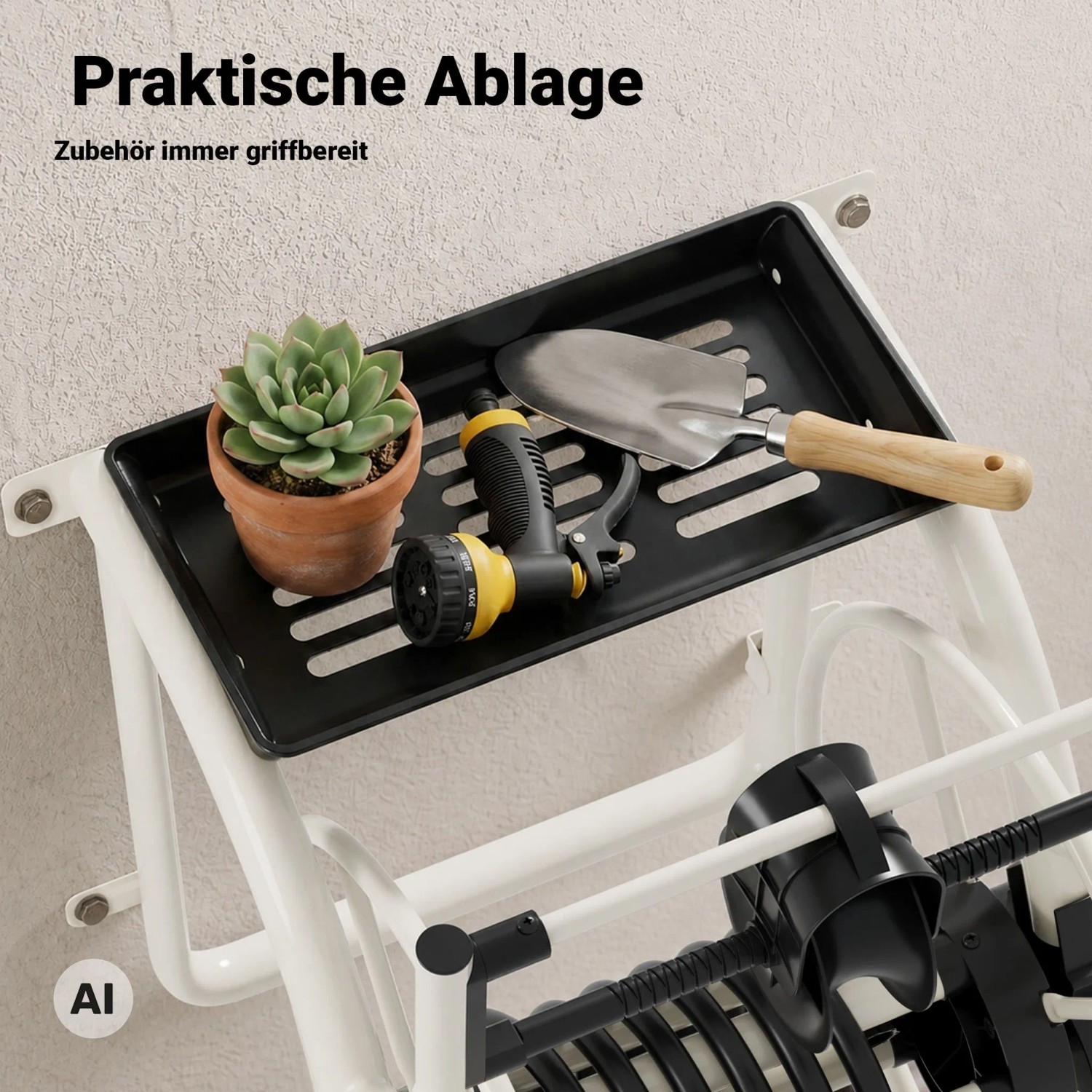Praktische Ablage der Xpotool Metall-Schlauchtrommel für Gartenzubehör wie Spritzdüse und Werkzeuge.