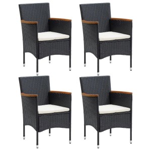 Garten-Essstühle, 4 Stk., schwarzes Poly Rattan mit cremeweißen Kissen und Holzarmlehnen.