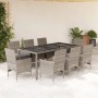 9-teilige Garten-Essgruppe aus grauem Poly Rattan mit Glasplatte und Kissen.