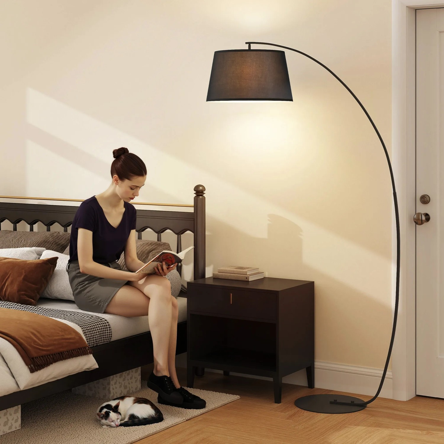 Schwarze HOMCOM Stehlampe mit Stoffschirm, Bogenleuchte im Wohnzimmer mit lesender Person.