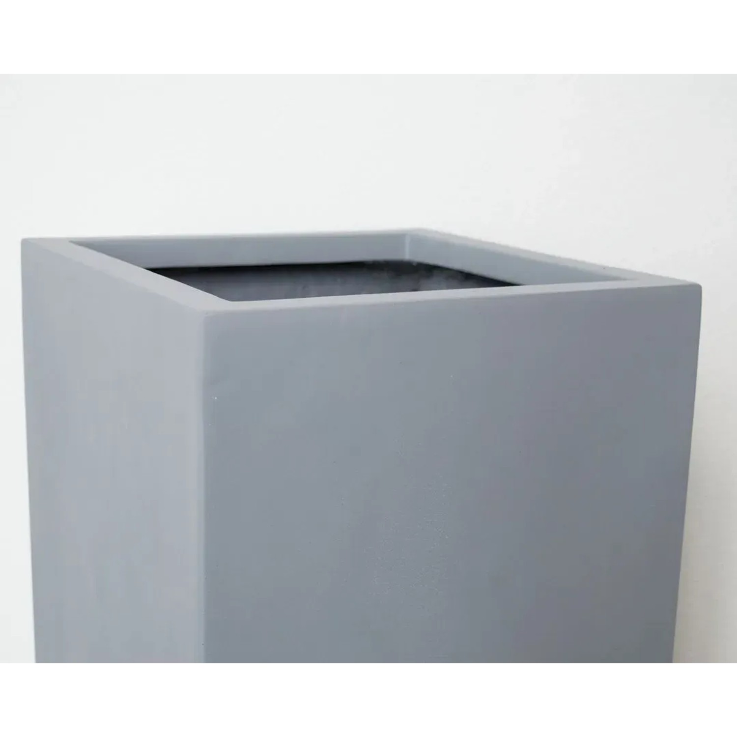 Eleganter, grauer Pflanzkübel Säule aus Fiberglas, 38x38x70cm, für Innen- und Außenbereich.