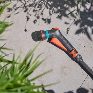 Gardena Multi-Brause Classic auf Steinboden mit Pflanzen. Gartenbrause mit verschiedenen Sprühbildern.